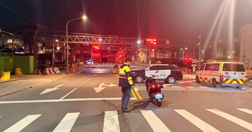 昨深夜一名老翁闖入鐵軌被列車撞上，警方在鄰近的平交道進行交通管制。（圖／翻攝臉書／內壢大小事）