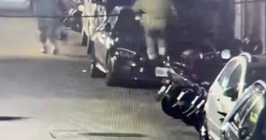 柯一正去年因不滿有轎車停自家車庫擋道，化身憤怒鳥，朝轎車怒踢攻擊。（圖／翻攝畫面）