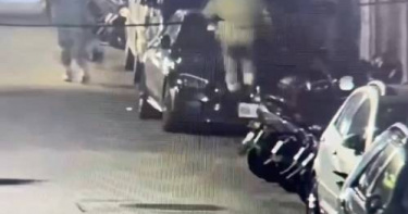 柯一正去年因不滿有轎車停自家車庫擋道，化身憤怒鳥，朝轎車怒踢攻擊。（圖／翻攝畫面）