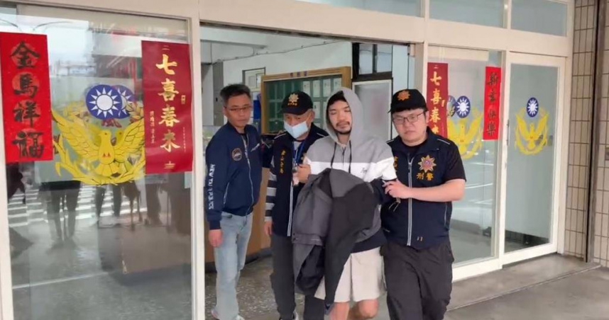 網紅「晚安小雞」在柬埔寨服刑期滿、遣返回國，但他一入境就遭警方逮捕，帶回金山分局製作筆錄。（圖／翻攝畫面）