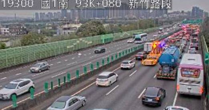 國1南向新竹段5車追撞　大貨車橫擋外側2車道後方慘塞5公里