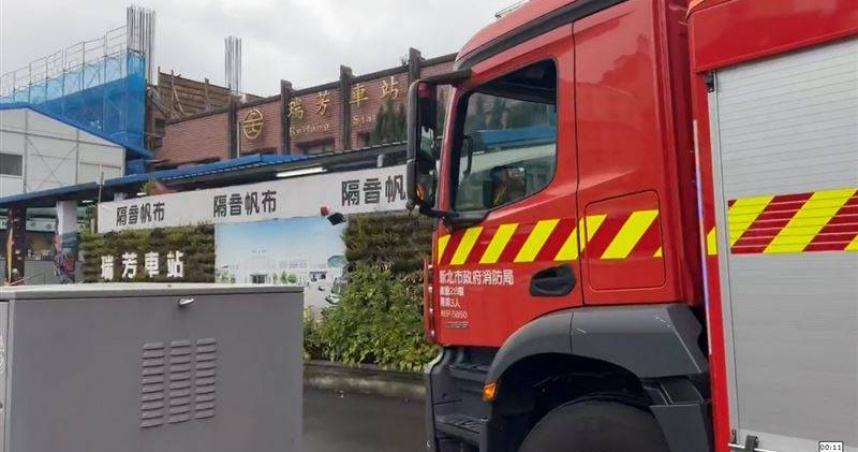 台鐵422次自強號3月28日停靠瑞芳車站時，車廂內行動電源自燃冒煙，消防人員到場處理。（圖／翻攝畫面）