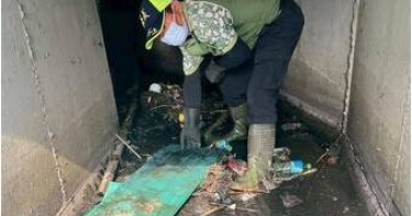 排水溝驚見整座廁所卡死，嘉義水上鄉清潔隊嚇傻：水流完全被封鎖。（圖／翻攝畫面）