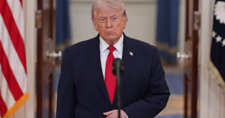 川普證實美軍在阿曼灣攔截並扣押一艘懸掛伊朗旗幟的貨輪。（圖／達志／美聯社）