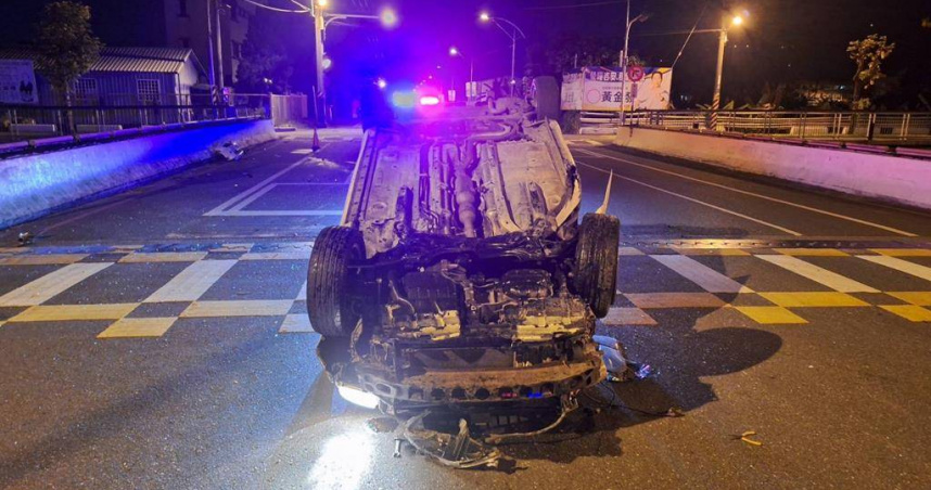 喪屍煙彈上頭還敢開車！　花蓮男撞橋烏龜翻慘遭收押