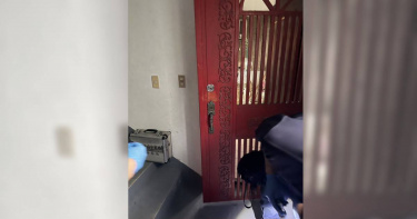 中和陳姓男子未在預定時間前往回診，警方入內查看，發現他已陳屍浴室。（圖／翻攝畫面）