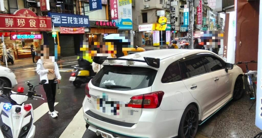 新北三重12日下午發生轎車自撞電線桿事故，駕駛毒品快篩呈K他命陽性，遭警方依法送辦。（圖／翻攝畫面）