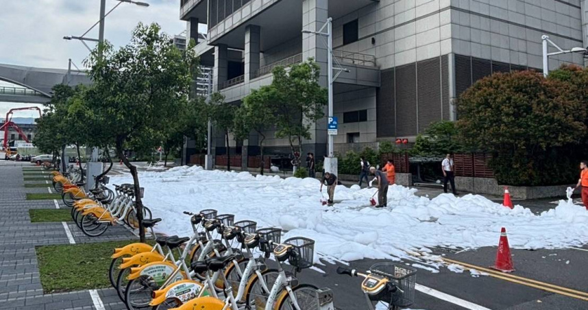 快訊／6月雪？北市南港站消防泡沫管線破裂全漏　警拉封鎖線