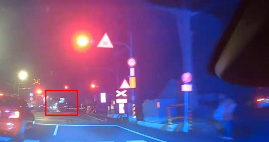 南投上演「真人版GTA」！通緝犯拒檢狂飆20K　爆胎剩3輪硬開撞斷平交道柵欄逃逸