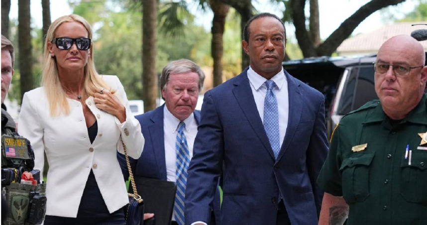 高爾夫球傳奇老虎伍茲（Tiger Woods）在女友凡妮莎（Vanessa Trump）陪同下出庭。（圖／達志／美聯社）