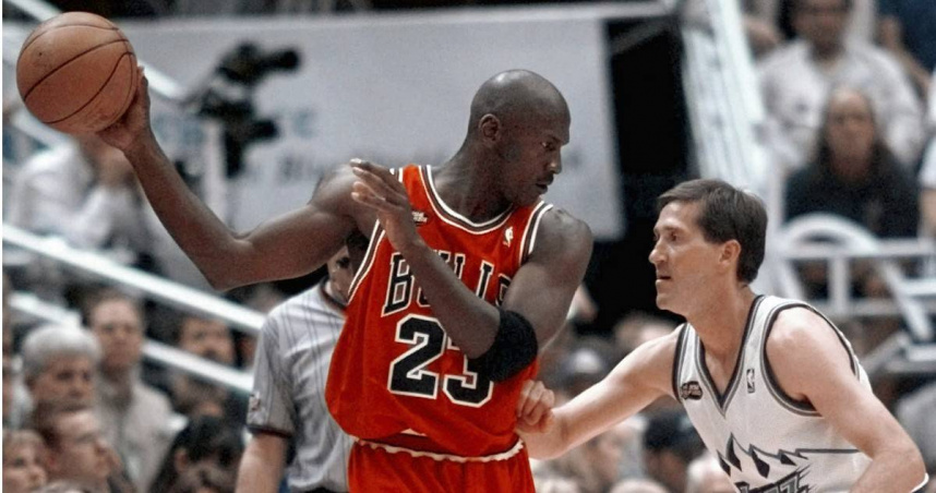 喬丹（Michael Jordan）1998年實戰簽名球衣近日創天價賣出。（圖／達志／美聯社）