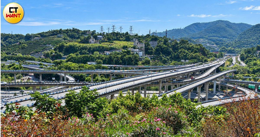 黃桷灣立交橋又稱盤龍立交，擁有五層立體結構，二十多條匝道交錯盤旋，彷彿一條條巨龍在山城上空纏繞。（圖／王若攝）