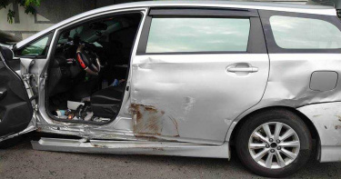 賓士男脫光開車連環撞 裸身狂奔遭逮送醫