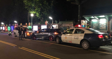 毒蟲遭盤查心虛想跑 猛踩油門衝撞警車還是栽了