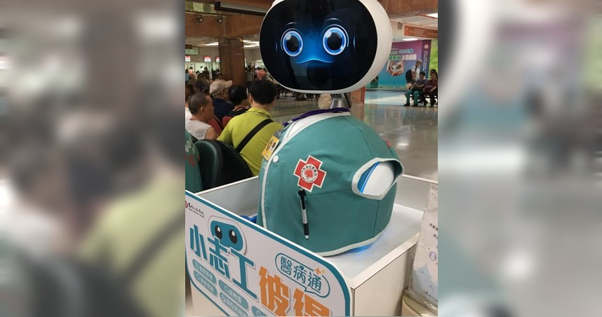 圖說-醫院櫃檯AI服務　機器人帶路領藥