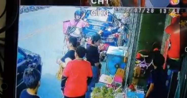 不滿轎車買釋迦違停交通大亂 外送男暴怒箱中抽木棒要揍人
