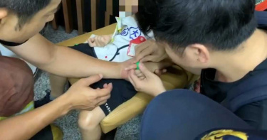 男童手指卡玩具腫如甜不辣 警消解圍呼「差幾分鐘就截肢」
