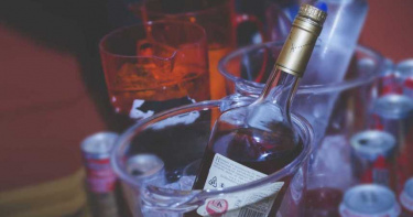 封城買嘸酒喝!印度20人豪飲「洗手液」…9人胃狂燒痛苦喪命