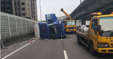 貨櫃車擦撞護欄翻覆 台1線上班時段嚴重回堵
