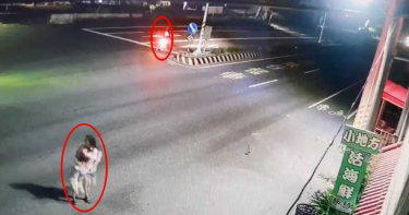 男子穿越馬路遭拖板車輾斃 賓士車閃躲不及二度輾壓