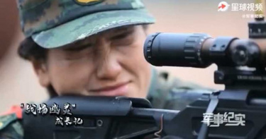 解放軍特戰女兵練人槍合一 用「蚯蚓爬滿身」練定力超猛