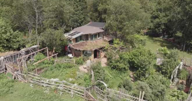 一住就是12年 夫妻花1千美金從無到有打造自家房屋