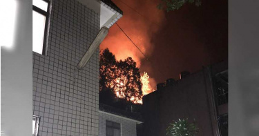 南投火燒山逼近魚池國中急停課 直升機今晨日月潭掛水袋投水滅火