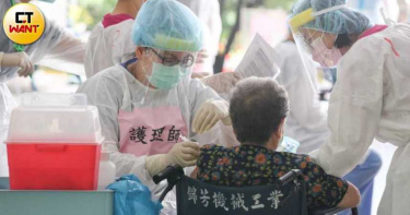 第二劑AZ疫苗可以打了!指揮中心宣布:6.7萬人23日起開放接種
