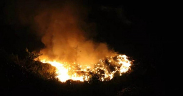 雲林縣斗南垃圾掩埋場3日凌晨傳出火警，天雨助滅火。（圖／民眾提供／中國時報張朝欣雲林傳真）