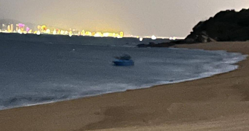 金門烈嶼沙溪堡附近海域今（13）日傍晚有民眾發現，一艘疑似大陸漁船「侵門踏戶」搶捕魚獲，距離岸邊最近處一度僅約10多公尺，甚至隨時可以「登陸」。（圖／民眾提供）