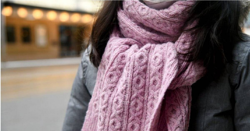 西班牙工人戴圍巾上班突連人被輸送帶捲入，當場被活活勒死。（圖／X）