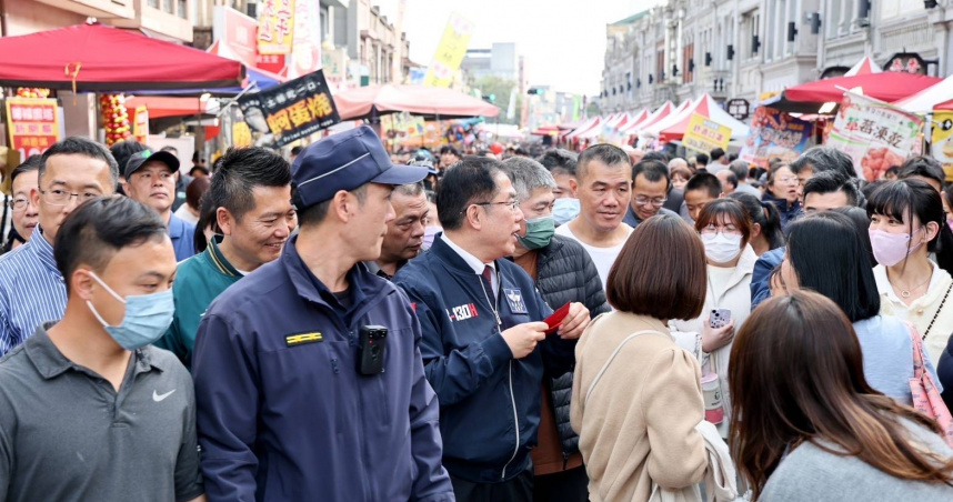 黃偉哲帶「紫月光」女團逛新化年貨大街   發一元福袋向民眾拜早年（圖／台南市政府）