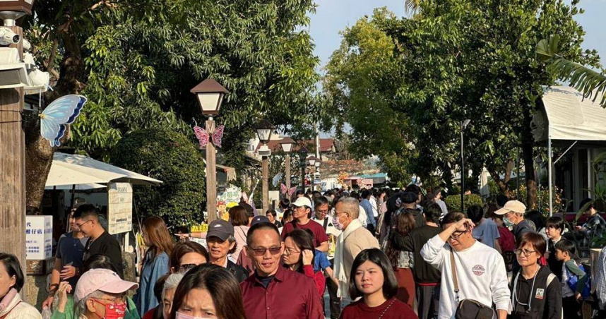 農曆春節期間，屏東「文化走春」人氣爆棚，據統計，勝利星村從小年夜至大年初二一連4天湧入近50萬人次。（圖／屏縣府提供）