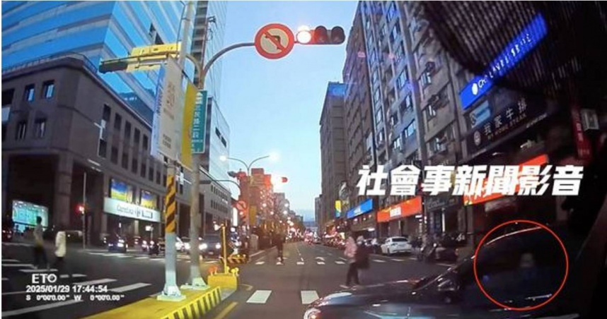 賓士男不滿白車駕駛未排隊右轉，攔車理論遭檢舉開罰扣牌。（圖／翻攝社會事新聞影音）