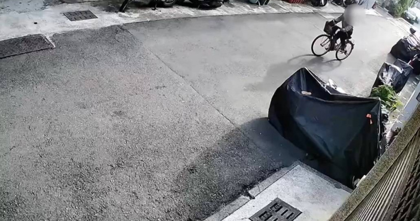 張姓男子3日清晨多次提袋子出門，警方還疑他殺人後將死者支解，並將屍塊提到河渠丟棄。（圖／翻攝畫面）