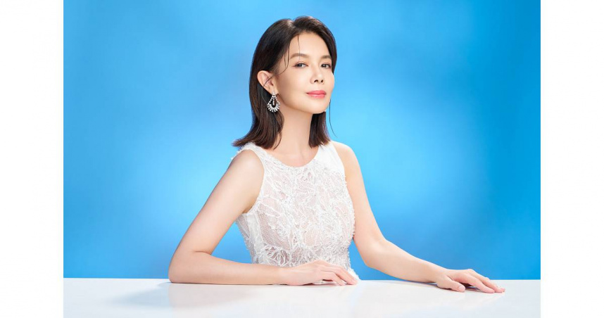 凍齡女神林美貞體驗5D亮睛術，達到眼部整體視覺年輕化的效果（圖／光澤診所提供）。