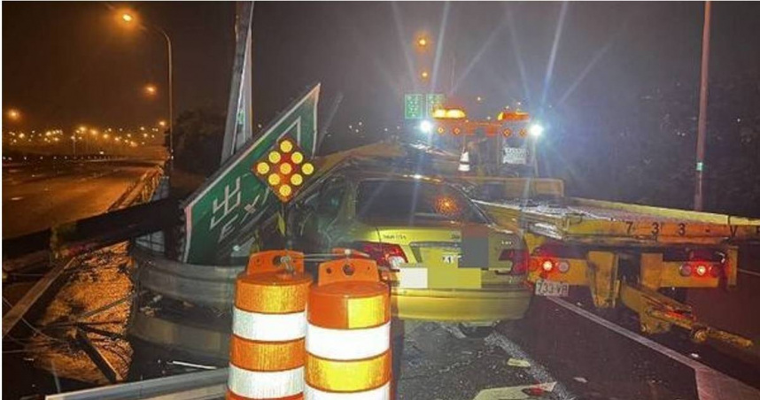 國道駕駛自撞護欄猛冒火花緊急跳車逃生。（ 圖／翻攝畫面）