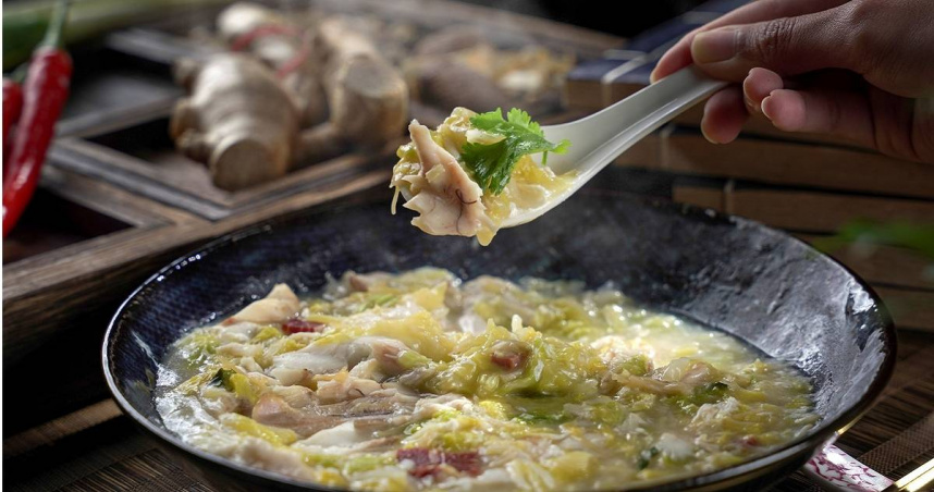 君品頤宮攜手馬祖7家餐廳，舉辦為期5天的「食膳馬祖」，包括4道將失傳的料理，其中一道為「瓜白菜」，是早期馬祖傳統婚宴上的常見菜餚。(圖／君品提供)