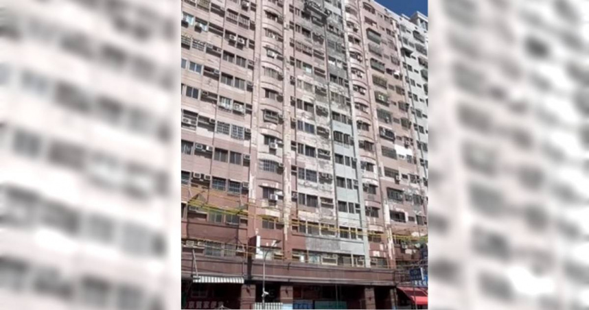 大樓外牆頻下「磁磚雨」，維修時未設防護網，經工務局與勞工局了解後，施工單位已改善。（圖／翻攝自高雄大小事）