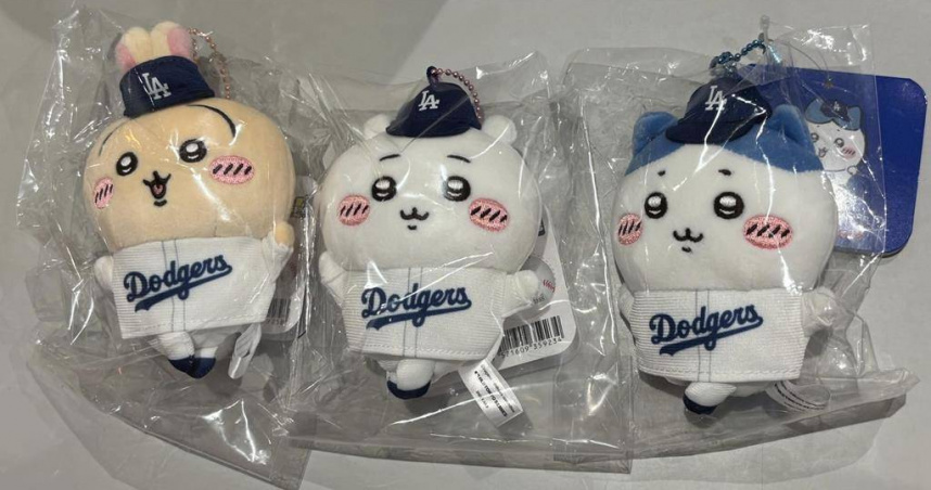 美國職棒大聯盟（MLB）與吉伊卡哇聯名，兔兔（左起）、吉伊、小八化身洛杉磯道奇隊球員，吊飾非常難搶。（圖／讀者提供）