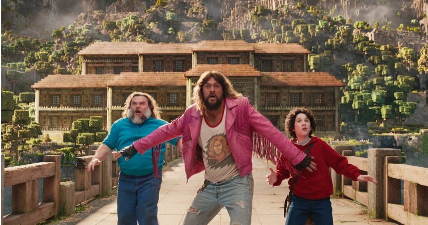 傑森摩莫亞（中）報名演出《MINECRAFT麥塊電影》，還加碼扛製作人重責大任。（圖／華納兄弟提供）