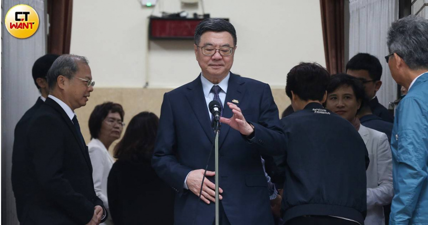 民進黨立委28日一早佔領立法院議場，行政院長卓榮泰則依照既定行程赴立法院備詢。（圖／趙世勳攝）