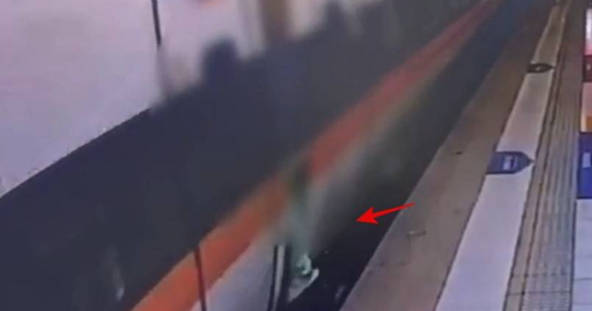 蔡男擔心下趟列車會沒位置，竟塞在車廂連接器欲搭便車回宜蘭，直到汐止站被發現才乖乖下車。（圖／翻攝畫面）