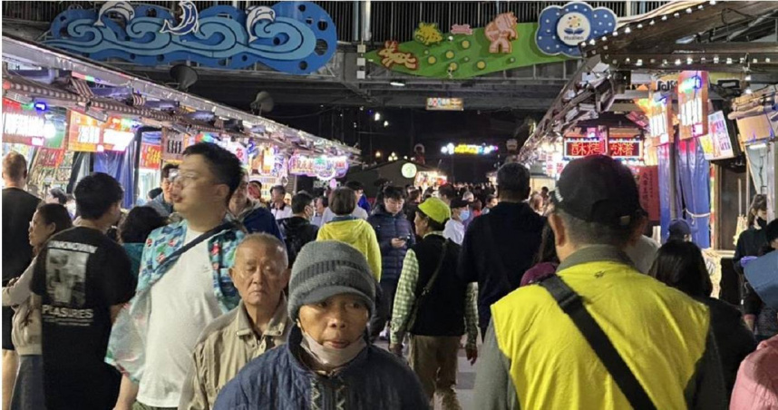 花蓮東大門夜市清明連假共吸引近8萬人次造訪，攤商見攤位出現明顯排隊人龍，開心直呼「謝謝大家願意到花蓮玩」。（圖／羅亦晽攝）