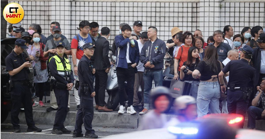 國民黨支持者晚間陸續聚集台北地檢署，聲援被約談的黃呂錦茹，現場目前已有上百人。（圖／劉耿豪攝）