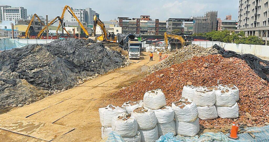 龜山興安段社會住宅基地，去年10月動工，卻發現地底有大量營建廢棄物，民進黨桃園市議員李宗豪質疑工程延宕，開挖噪音擾人。（圖／李宗豪提供／中國時報賴佑維桃園傳真）