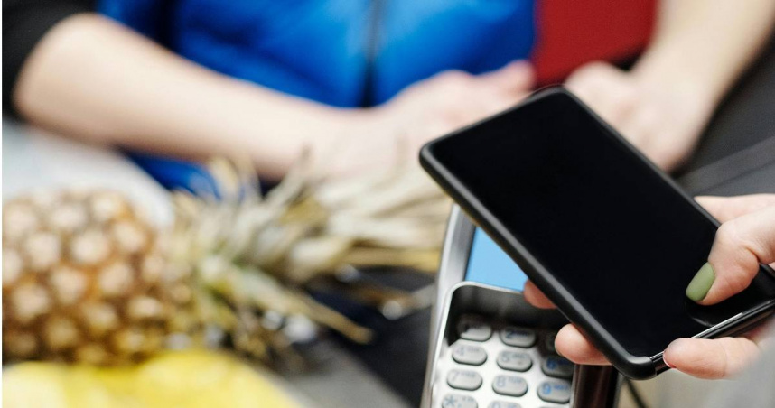 日本網友近日喊話，讓超商等店員坐著結帳。（示意圖／Pexels）