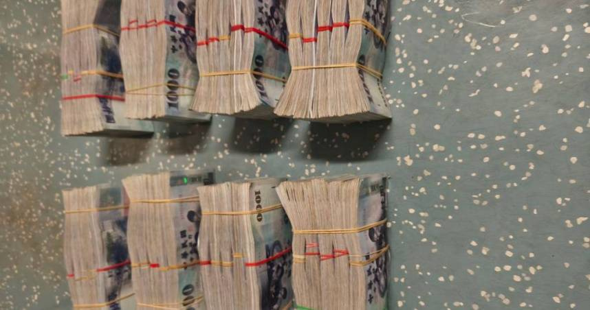 越南籍移工搭台鐵時，不慎將裝有400萬現金的袋子遺留在車廂，目前尚未發還。（圖／鐵路警察局高雄分局提供）