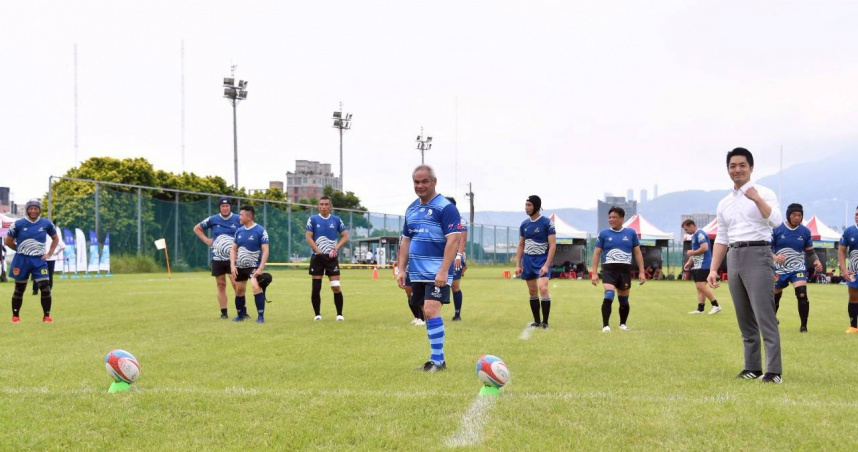 澳洲黃金海岸市長Tom Tate（中）領軍出賽世壯運橄欖球賽，臺北市長蔣萬安19日前往開球。（圖／台北市政府提供）