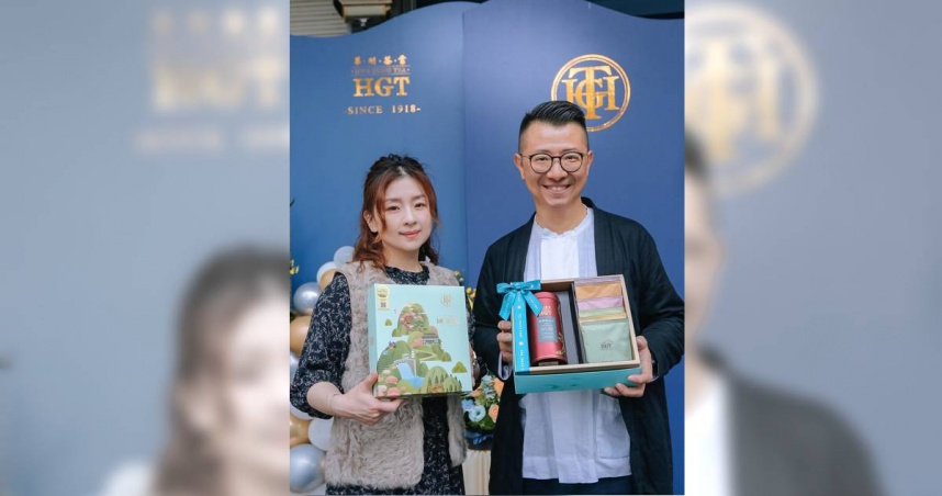 華剛茶業執行長杜蒼林（右）與其妻，共同為自家公司的茶品代言。 （圖／報系資料照）